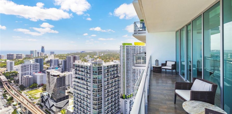 Condominio en Miami, Florida, 3 dormitorios  № 1236655