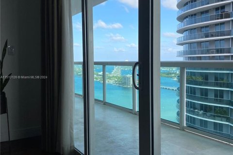 Condo in Miami, Florida, 2 bedrooms  № 947787 - photo 19