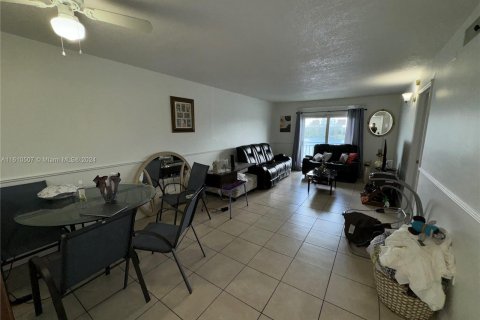 Condo in Hialeah Gardens, Florida, 2 bedrooms  № 1232770 - photo 7