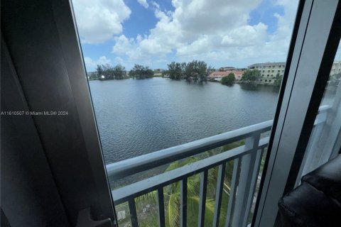 Condo in Hialeah Gardens, Florida, 2 bedrooms  № 1232770 - photo 17