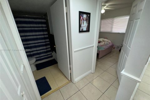 Condo in Hialeah Gardens, Florida, 2 bedrooms  № 1232770 - photo 15