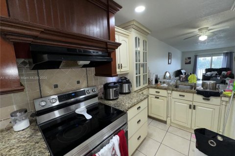 Condo in Hialeah Gardens, Florida, 2 bedrooms  № 1232770 - photo 9