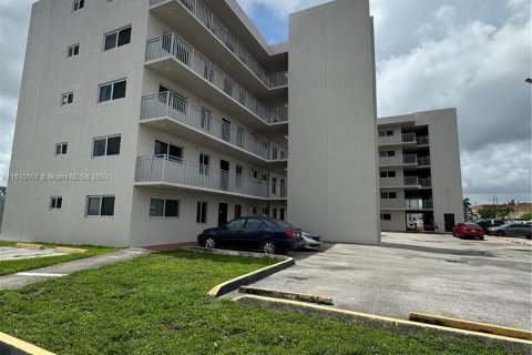 Condo in Hialeah Gardens, Florida, 2 bedrooms  № 1232770 - photo 1