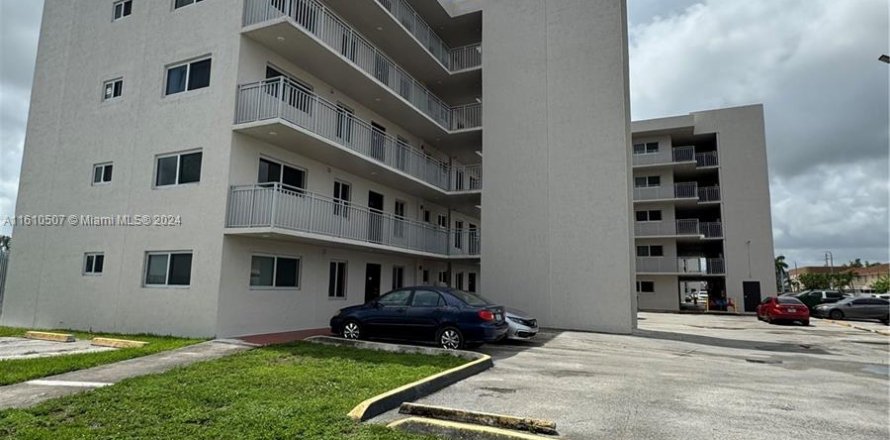 Condo in Hialeah Gardens, Florida, 2 bedrooms  № 1232770