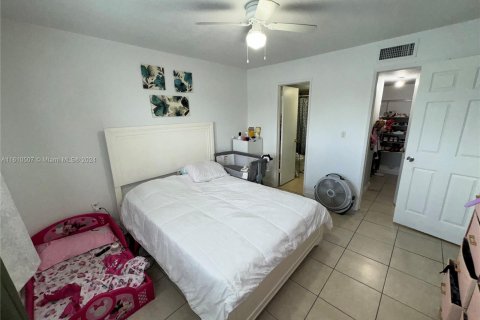 Condo in Hialeah Gardens, Florida, 2 bedrooms  № 1232770 - photo 20