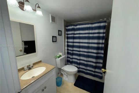 Condo in Hialeah Gardens, Florida, 2 bedrooms  № 1232770 - photo 12