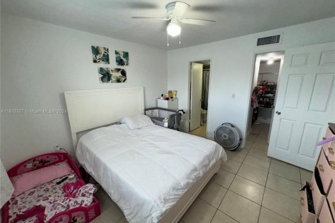 Condo in Hialeah Gardens, Florida, 2 bedrooms  № 1232770 - photo 21