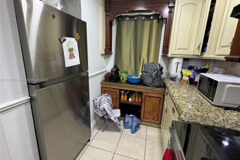 Condo in Hialeah Gardens, Florida, 2 bedrooms  № 1232770 - photo 23