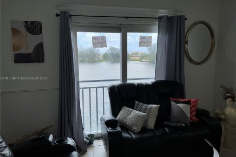 Condo in Hialeah Gardens, Florida, 2 bedrooms  № 1232770 - photo 4