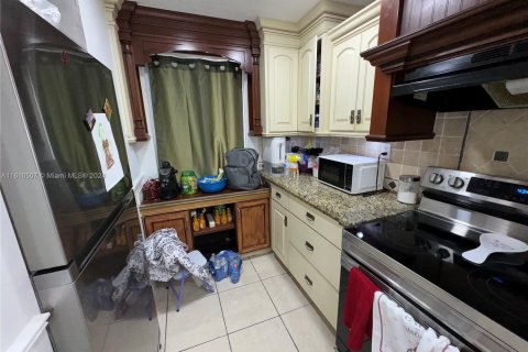 Condo in Hialeah Gardens, Florida, 2 bedrooms  № 1232770 - photo 8