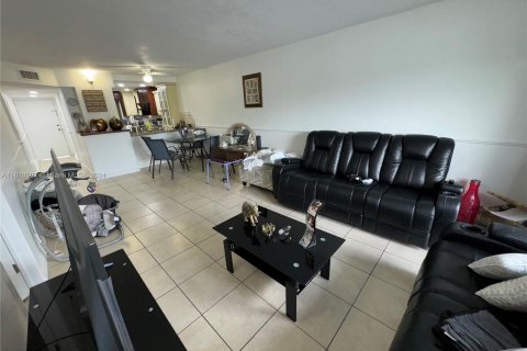 Condo in Hialeah Gardens, Florida, 2 bedrooms  № 1232770 - photo 6