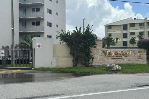 Condo in Hialeah Gardens, Florida, 2 bedrooms  № 1232770 - photo 2