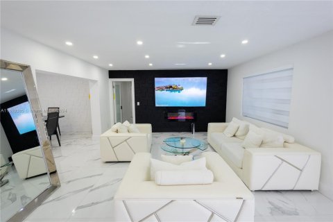 Casa en venta en Hialeah, Florida, 3 dormitorios, 184.69 m2 № 1232628 - foto 25