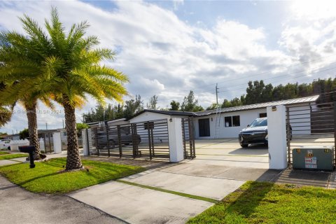 Casa en venta en Hialeah, Florida, 3 dormitorios, 184.69 m2 № 1232628 - foto 4