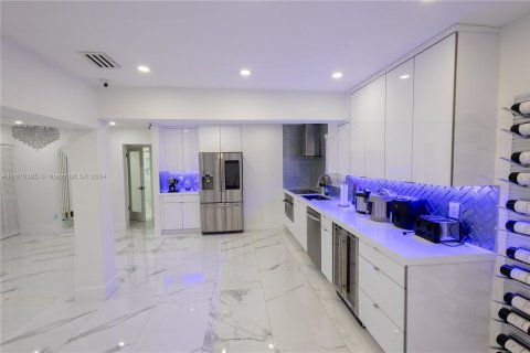 Casa en venta en Hialeah, Florida, 3 dormitorios, 184.69 m2 № 1232628 - foto 30