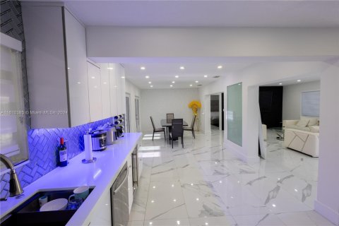 Casa en venta en Hialeah, Florida, 3 dormitorios, 184.69 m2 № 1232628 - foto 28