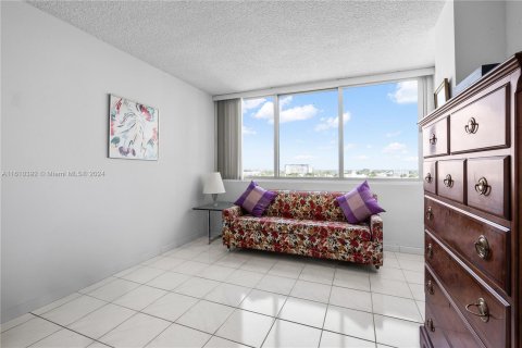 Condo in Miami Beach, Florida, 2 bedrooms  № 1232630 - photo 21