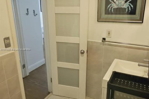 Condo in Miami Beach, Florida, 1 bedroom  № 1127116 - photo 10