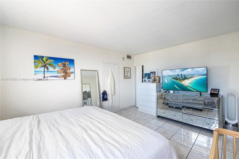 Condo in Miami Beach, Florida, 1 bedroom  № 1281493 - photo 18