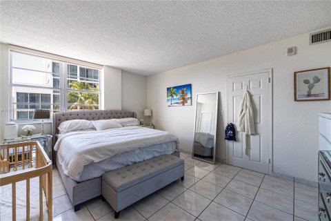 Condo in Miami Beach, Florida, 1 bedroom  № 1281493 - photo 17