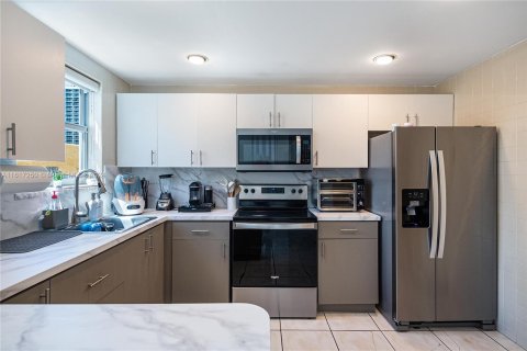 Condo in Miami Beach, Florida, 1 bedroom  № 1281493 - photo 12