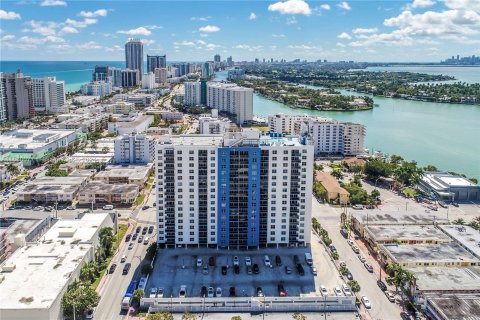 Condo in Miami Beach, Florida, 1 bedroom  № 1290938 - photo 9