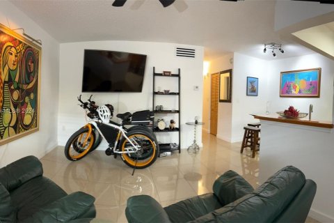 Condo in Hollywood, Florida, 1 bedroom  № 1382018 - photo 1