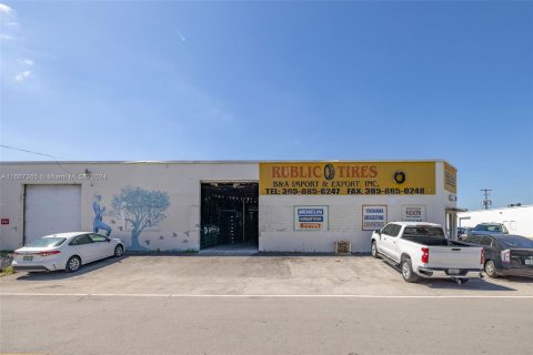 Propiedad comercial en venta en Hialeah, Florida № 1382020 - foto 14