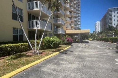 Copropriété à vendre à Sunny Isles Beach, Floride: 1 chambre, 102.56 m2 № 1217381 - photo 12