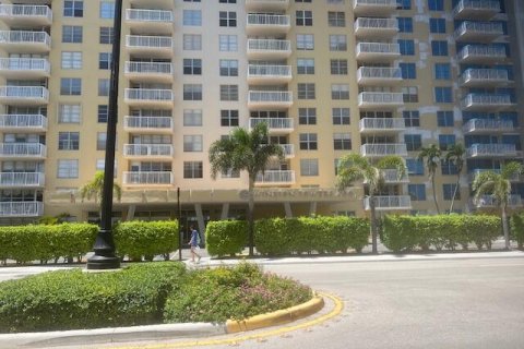 Condo in Sunny Isles Beach, Florida, 1 bedroom  № 1217381 - photo 11