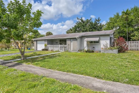 House in Sunrise, Florida 2 bedrooms, 116.78 sq.m. № 1117807 - photo 18