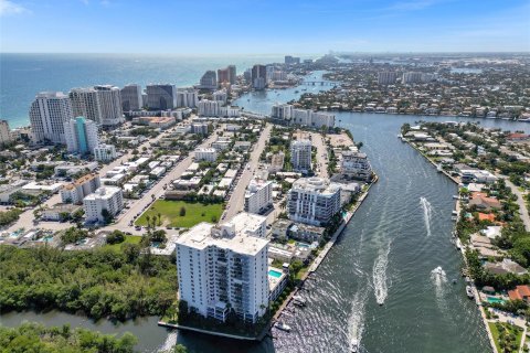 Condo in Fort Lauderdale, Florida, 2 bedrooms  № 1174510 - photo 1