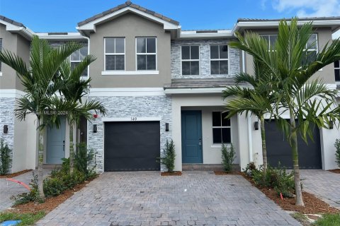 Townhouse in Pembroke Pines, Florida 4 bedrooms, 179.49 sq.m. № 1345875 - photo 1