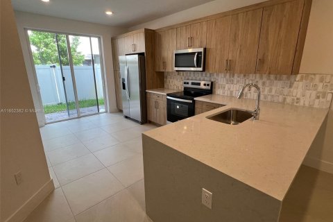 Adosado en alquiler en Pembroke Pines, Florida, 4 dormitorios, 179.49 m2 № 1345875 - foto 2