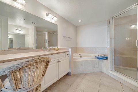 Condo in Hutchinson Island South, Florida, 3 bedrooms  № 861014 - photo 15