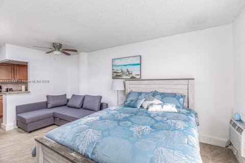 Condominio en venta en North Bay Village, Florida, 35.95 m2 № 206667 - foto 5