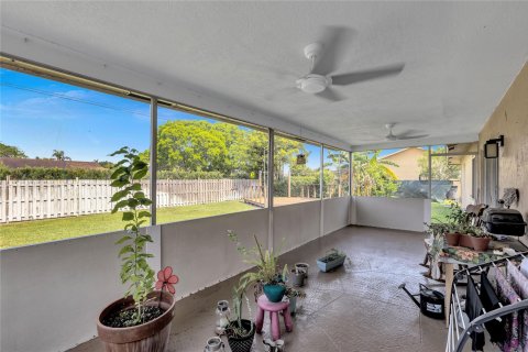 House in Wellington, Florida 3 bedrooms, 132.11 sq.m. № 1182081 - photo 16