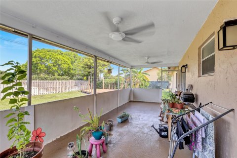 House in Wellington, Florida 3 bedrooms, 132.11 sq.m. № 1182081 - photo 15