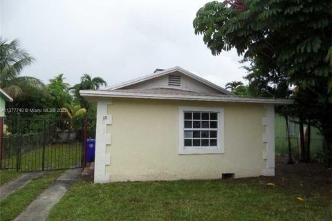 House in Miami, Florida 2 bedrooms, 76.55 sq.m. № 453217 - photo 1