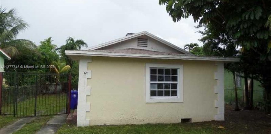 House in Miami, Florida 2 bedrooms, 76.55 sq.m. № 453217