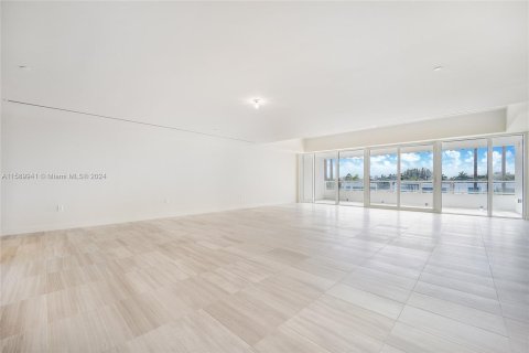 Condo in Miami Beach, Florida, 2 bedrooms  № 1181274 - photo 23