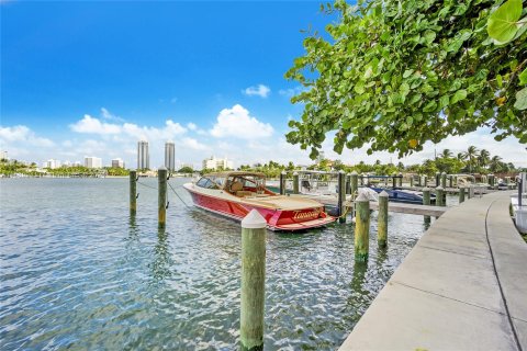 Condo in Miami Beach, Florida, 2 bedrooms  № 1181274 - photo 17