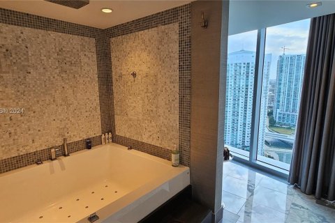 Condo in Miami, Florida, 2 bedrooms  № 1270559 - photo 21