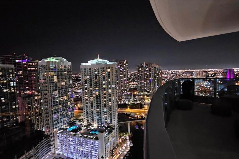 Condo in Miami, Florida, 2 bedrooms  № 1270559 - photo 1