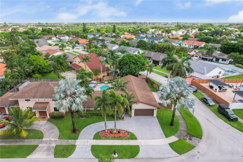 Villa ou maison à vendre à Miami, Floride: 4 chambres, 236.71 m2 № 1309386 - photo 1