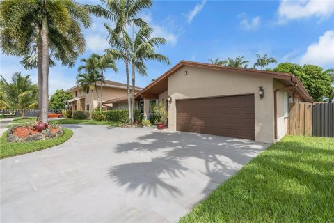 House in Miami, Florida 4 bedrooms, 236.71 sq.m. № 1309386 - photo 2