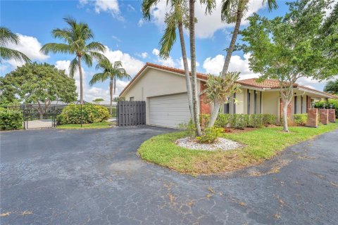 House in Coral Springs, Florida 4 bedrooms, 243.87 sq.m. № 1217055 - photo 5