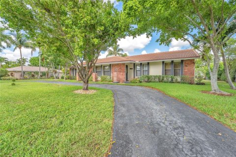 House in Coral Springs, Florida 4 bedrooms, 243.87 sq.m. № 1217055 - photo 1