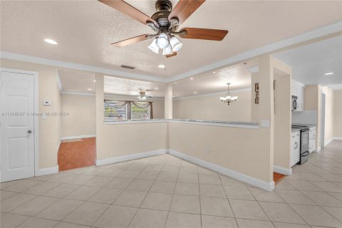 House in Coral Springs, Florida 4 bedrooms, 243.87 sq.m. № 1217055 - photo 12
