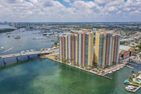 Condominio en venta en Riviera Beach, Florida, 2 dormitorios, 148.55 m2 № 1185366 - foto 1